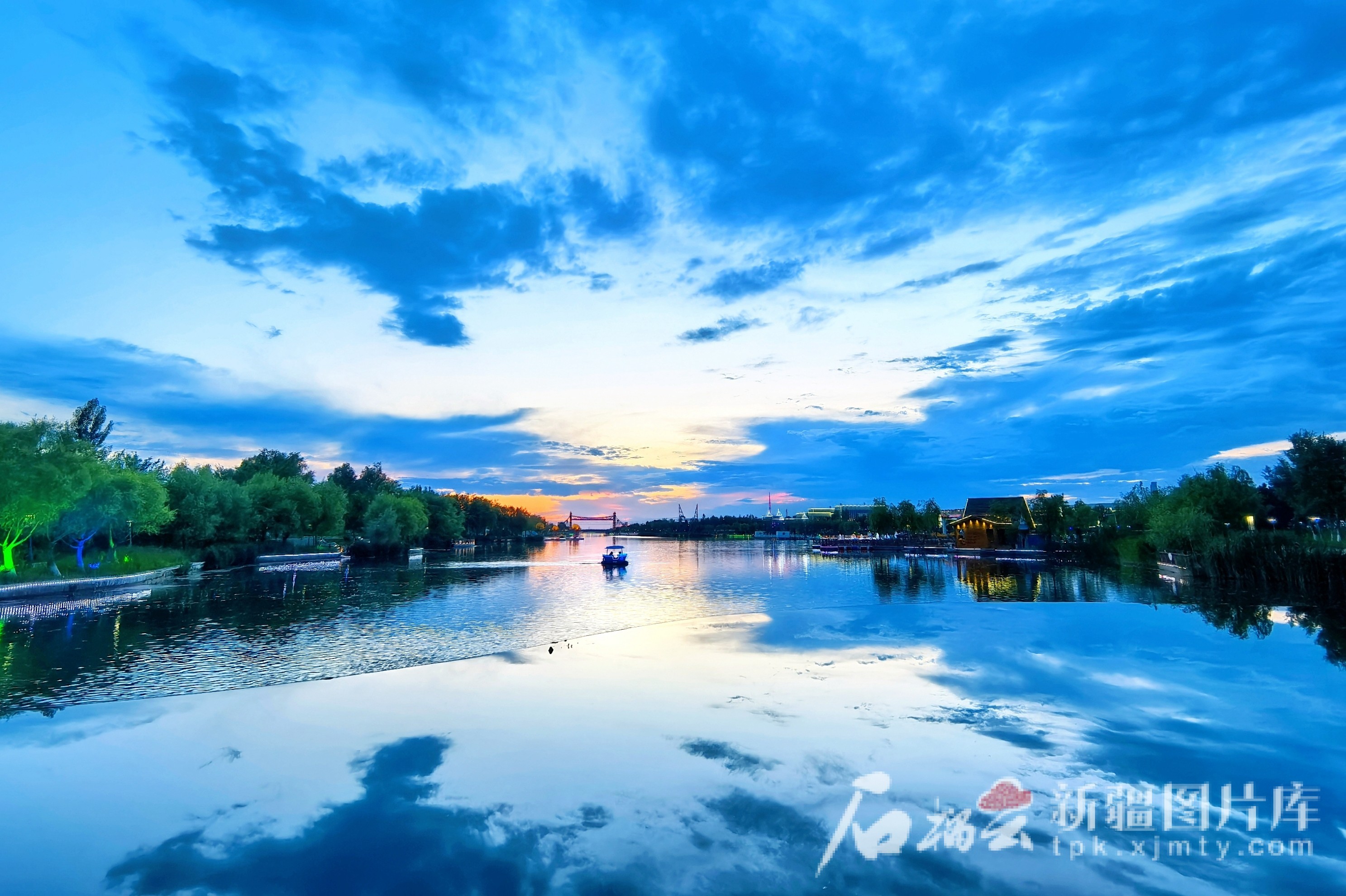 北屯市玉带河滨水休闲景区傍晚景色。（摄影：魏永贵）