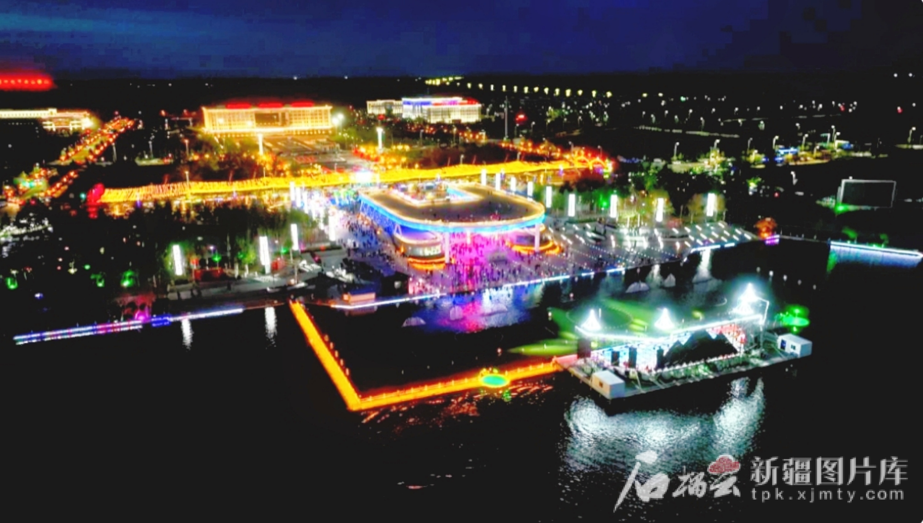 今年5月1日，北屯市“北屯的夜 有你想要的一切”文旅活动在玉带河江上大舞台启幕。（摄影：王琛）