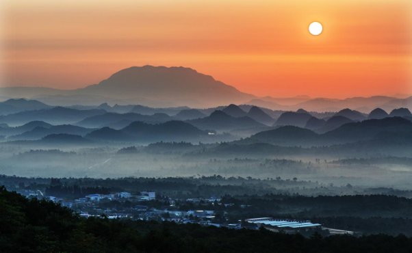 群山逶迤西一镇（田牧摄）