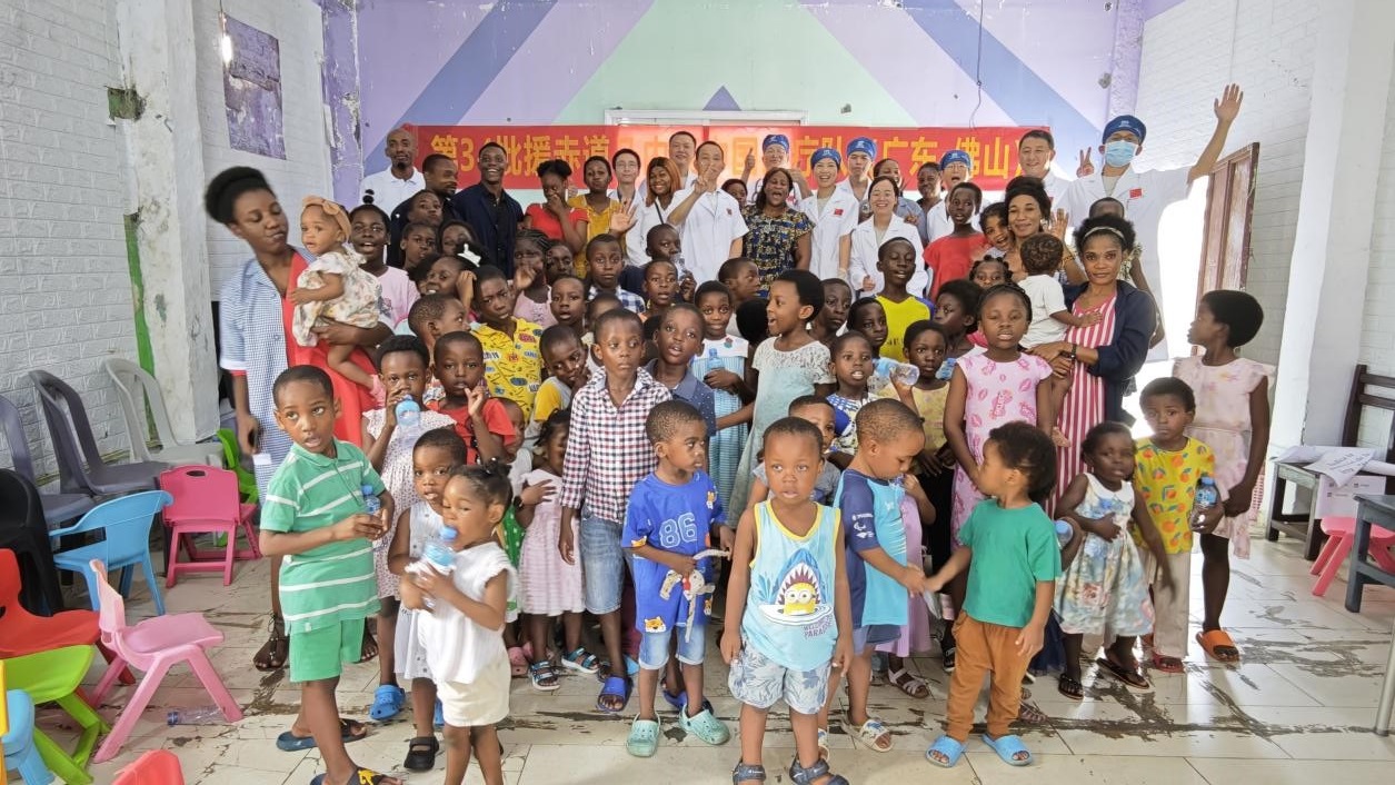 医疗队与福利院部分孩子合影。 第34批援赤道几内亚中国医疗队供图