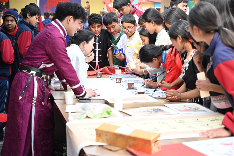 尼泊尔学生体验中国书法艺术。主办方供图