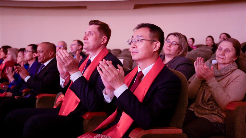 图为中国驻白俄罗斯大使张汶川(右)、白文化部长切尔涅茨基(左)观看“欢乐春节”音乐会。中国驻白俄罗斯大使馆供图