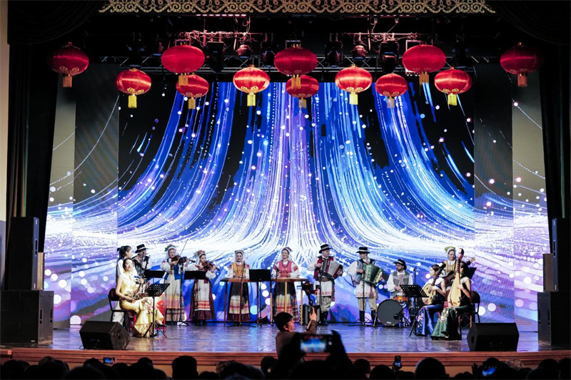 图为中白两国表演者进行文艺表演。中国驻白俄罗斯大使馆供图