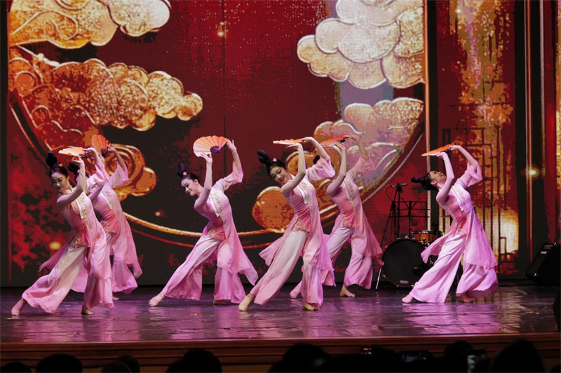 图为中国表演者进行舞蹈表演。中国驻白俄罗斯大使馆供图