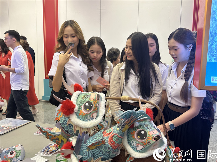 泰国民众参加非遗互动体验。人民网记者 孙广勇摄