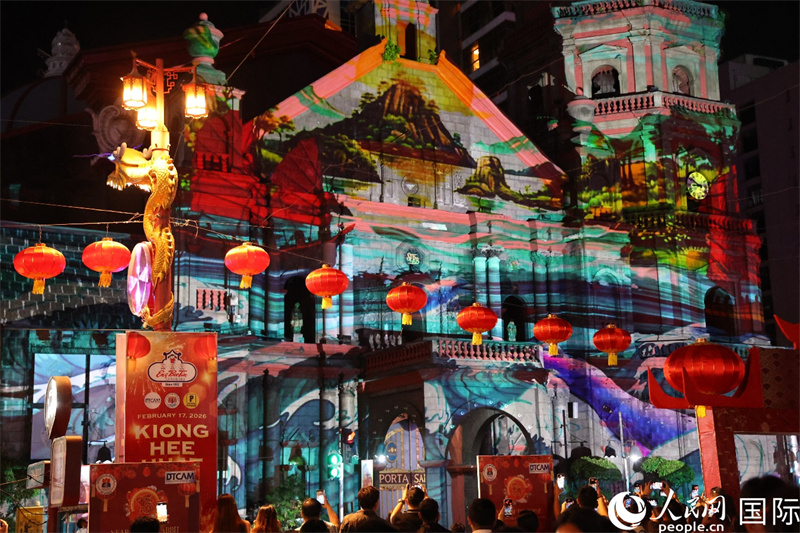 马尼拉市岷伦洛区的中国城地标建筑照明升级项目,吸引众多民众前往参观留念。人民网记者樊帆 摄