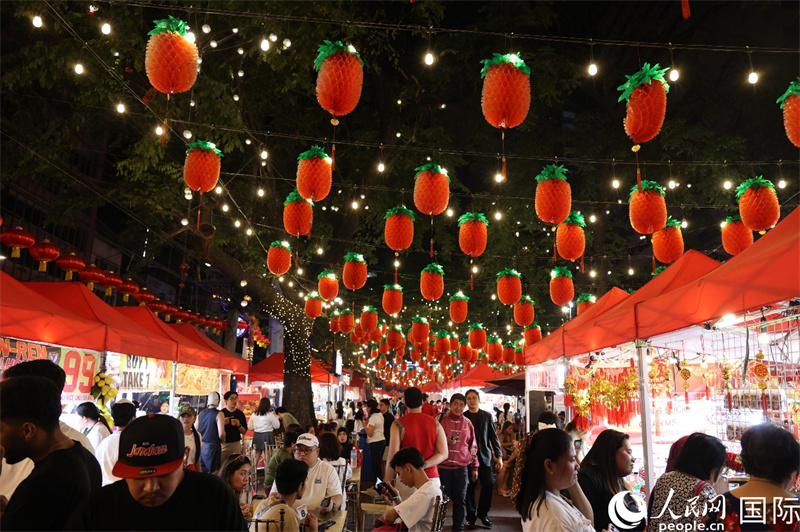 商场与各类场所红灯笼高挂,中国城在夜幕下绽放出新的风采。人民网记者樊帆 摄