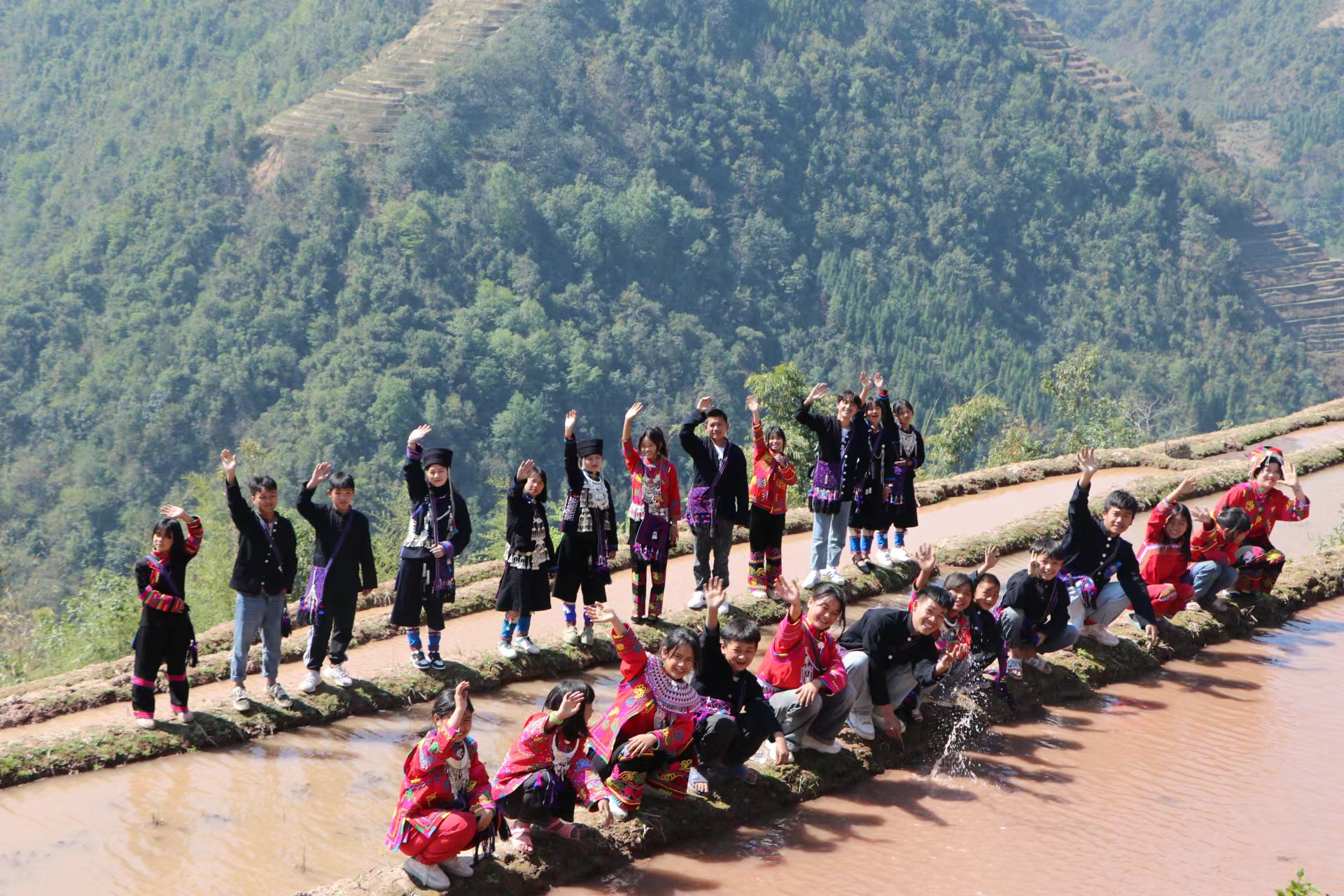 石榴花开籽同心 民族团结一家亲