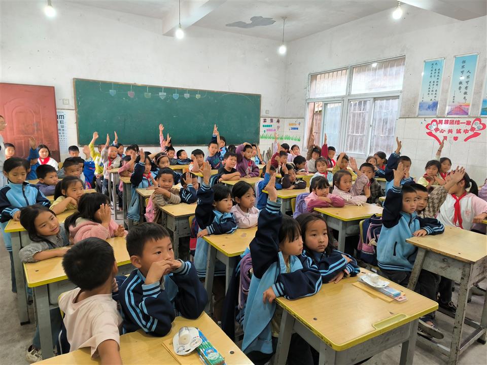 驻村“小爸妈”护成长 反欺凌教育入童心 驻村“小爸妈”护成长 反欺凌教育入童心