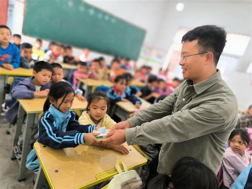 驻村“小爸妈”护成长 反欺凌教育入童心 驻村“小爸妈”护成长 反欺凌教育入童心