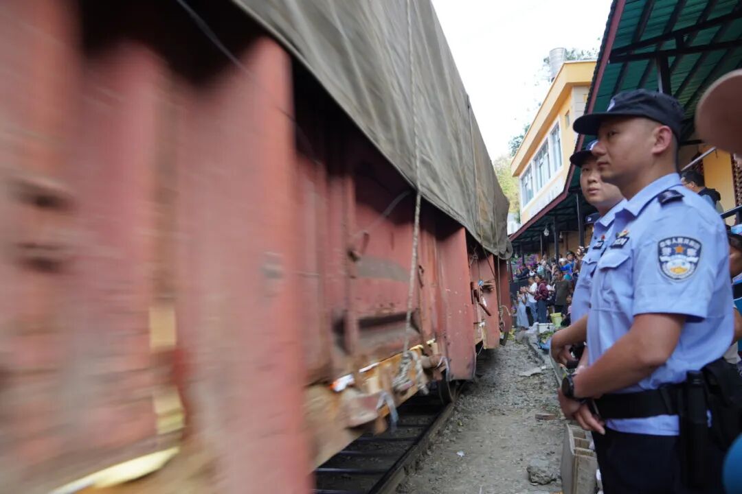 守护百年“米轨”烟火气  绘就苗乡平安新画卷