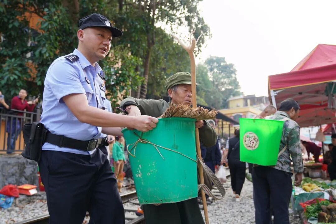 守护百年“米轨”烟火气  绘就苗乡平安新画卷
