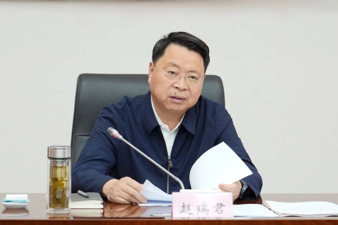 赵瑞君主持会议并讲话.jpg