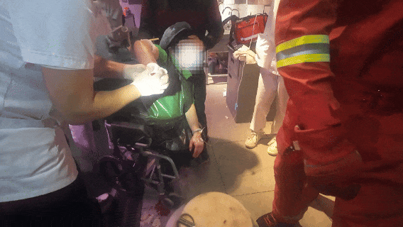 医护人员紧急处置.gif