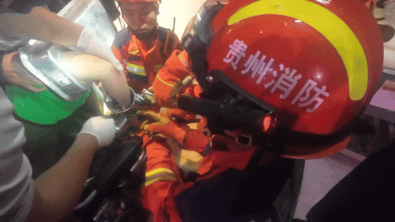 与医护人员协商救援方案.gif