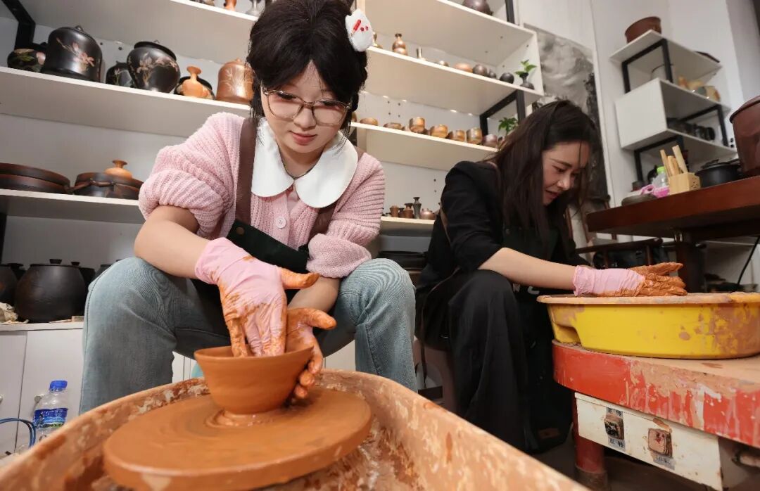 建水紫陶:千年窑火淬炼百亿产业 建水紫陶:千年窑火淬炼百亿产业