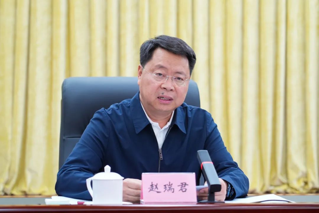 图1、州委书记赵瑞君主持学习并讲话.jpg