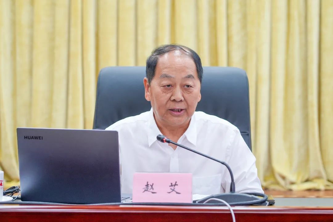 图2、中国经济体制改革研究会常务副会长、秘书长赵艾作专题辅导.JPG