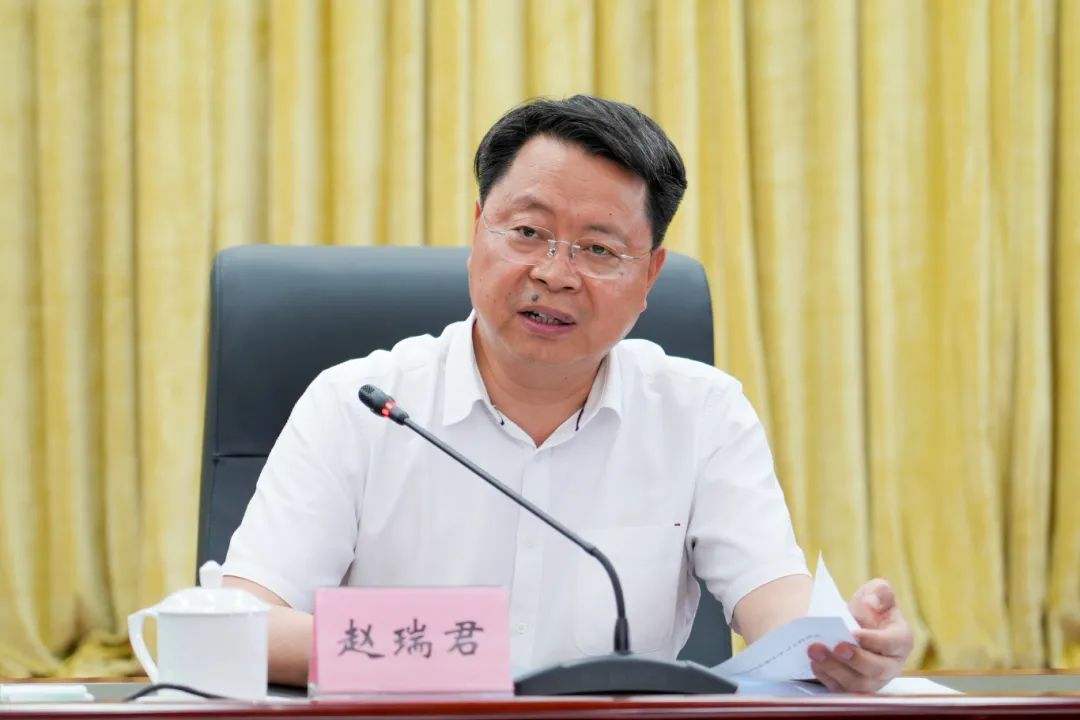 图1、州委书记赵瑞君主持.jpg