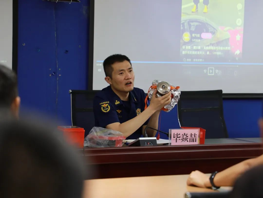 普及如何使用烟感报警器、佩戴逃生面罩教具，并拆解“说清起火地点、火势情况和人员被困信息”的报警话术、初起火灾正确扑救方法，让“黄金3分钟”救援要领深入人心。.JPG