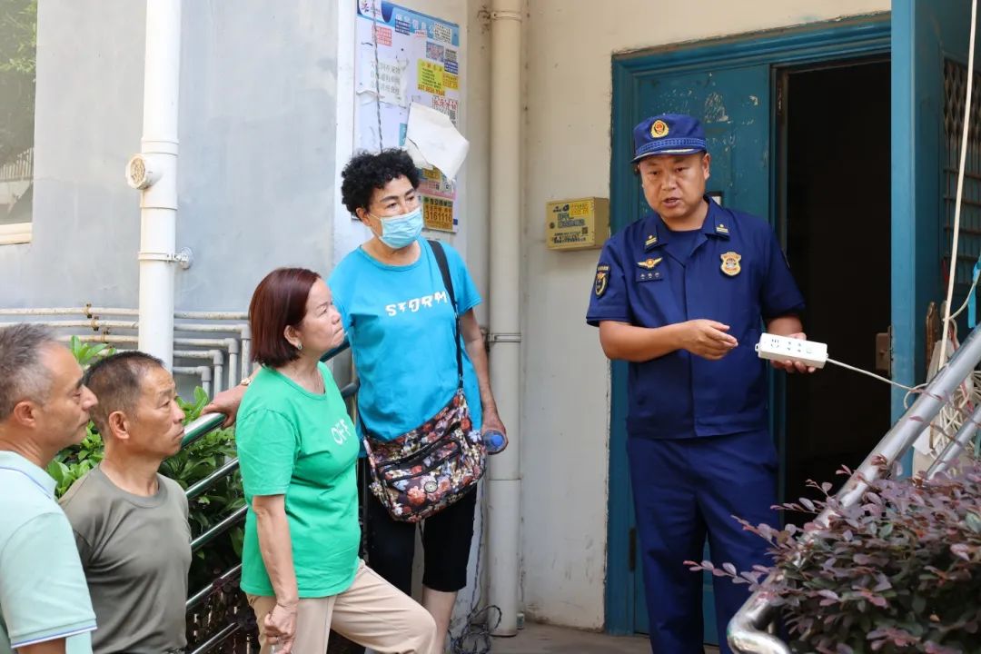 宣传员带领居民前往各楼道进行火灾隐患的排查，详细讲解了电动车飞线充电、进楼道、进电梯的火灾隐患。.jpg