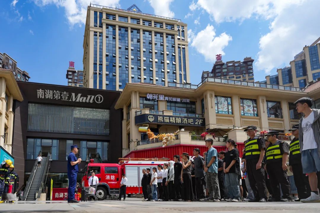 在南湖荟商场前进行消防安全知识学习.jpg