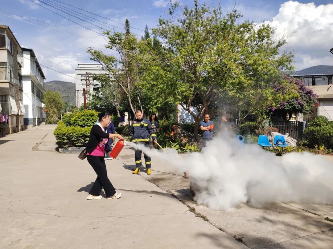 全市养老机构人员体验用灭火器灭火 (2).jpg