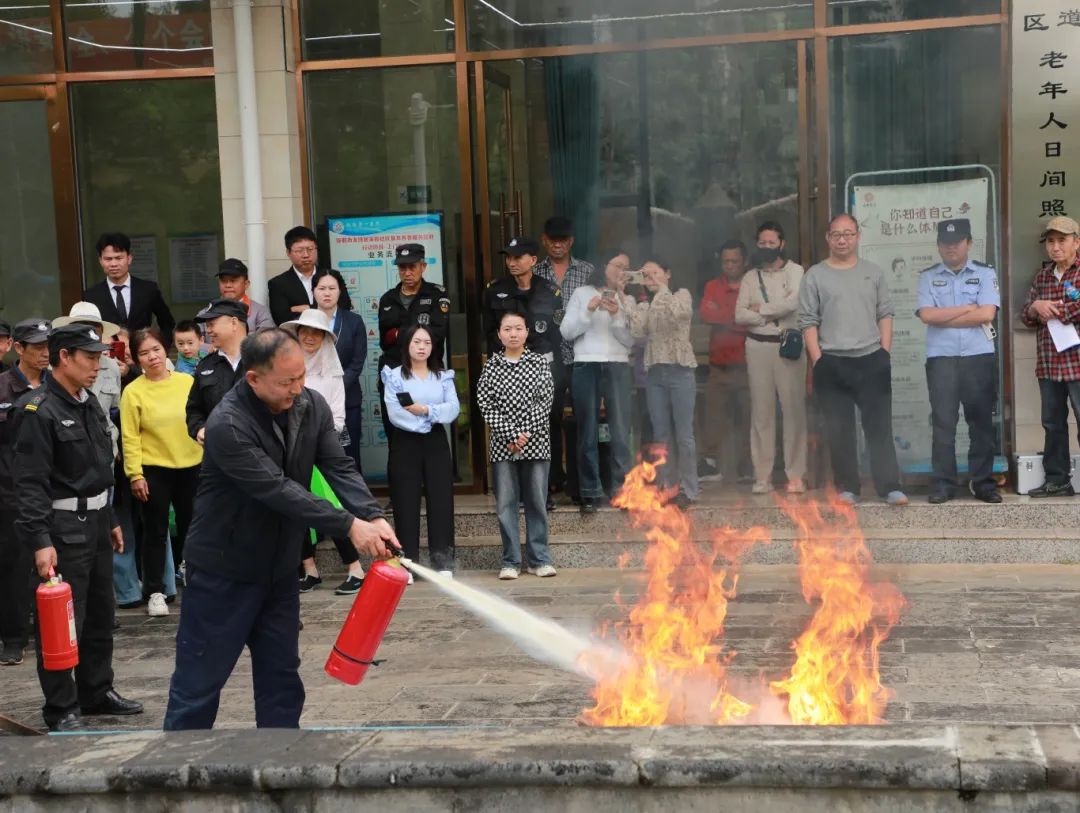 居民现场开展灭柴火演练.JPG