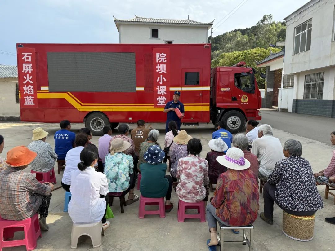 “发现火灾怎么办”防火监督员利用“提、拔、握、压”四字口诀教村民们记牢灭火器的使用方法。.jpg