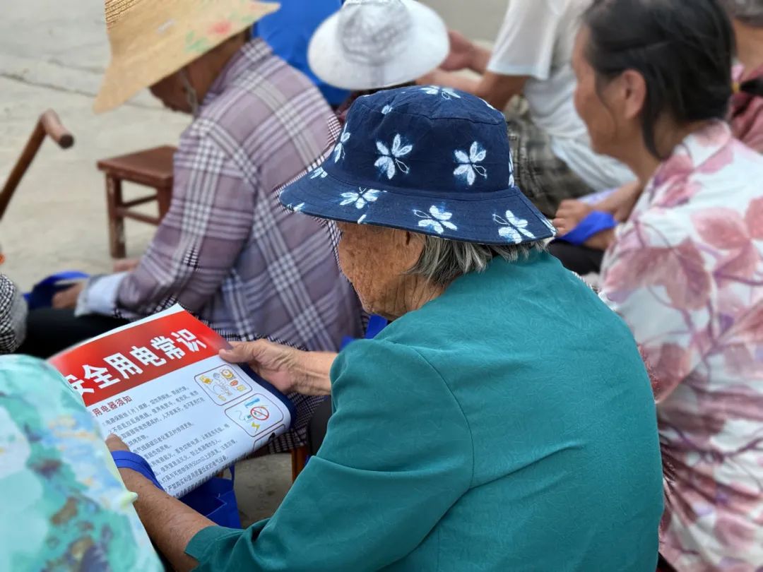 一位银发老人在拿到宣传资料后，迫不及待的拿到手上阅读。.jpg