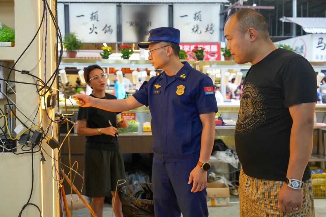 进行店铺消防安全检查 (1).jpg