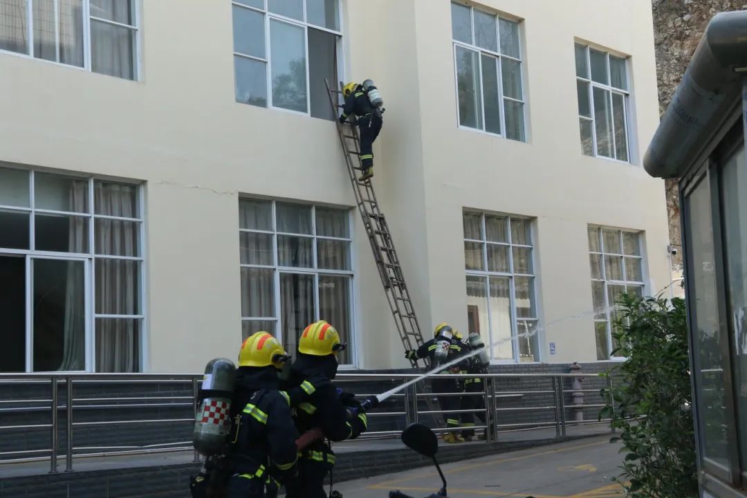 现场讲授消防安全知识，正面引导加强养老机构人员消防安全意识 (2).JPG