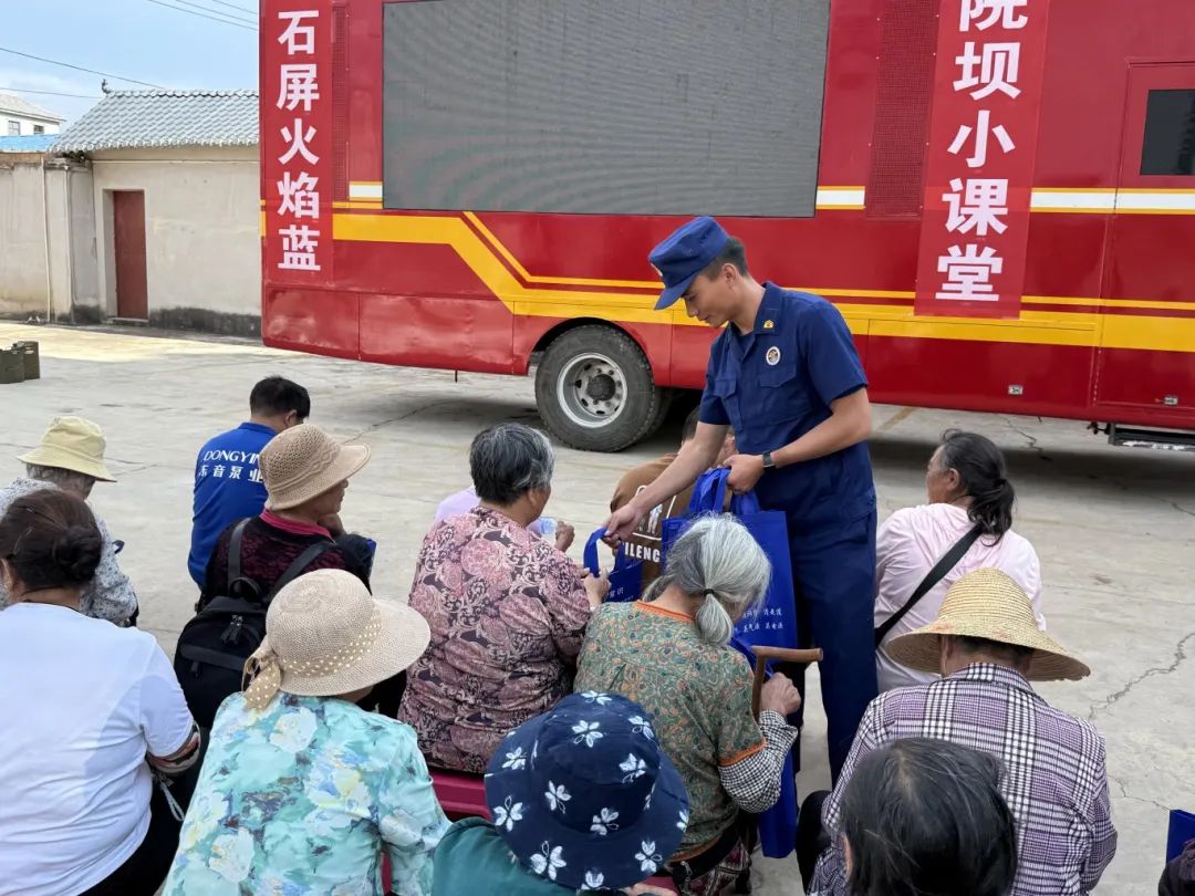 宣传员现场发放宣传资料，并提醒村民要做到“三清三关”.jpg