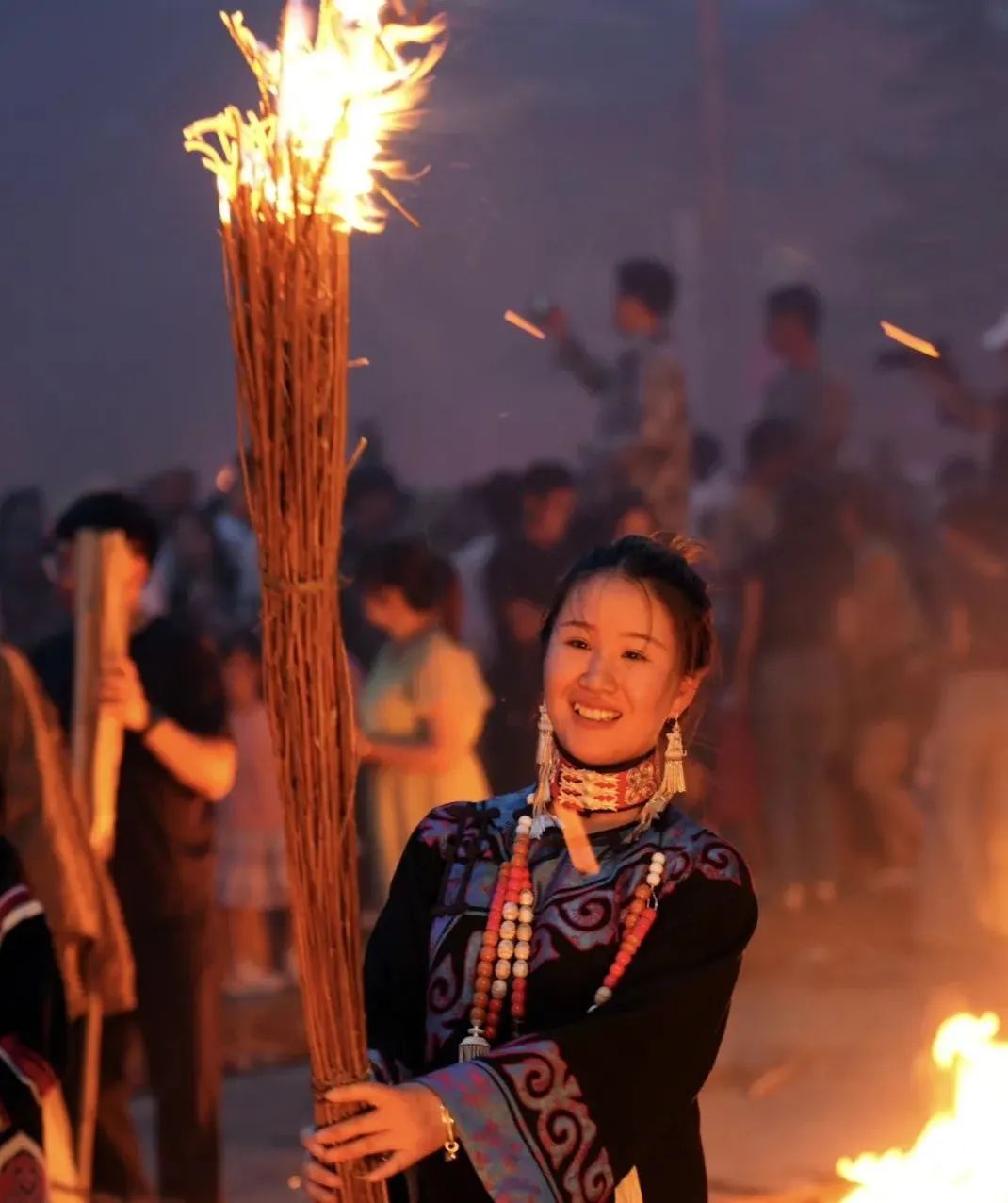 民族团结进步创建"十进"‖中央省市媒体聚焦宁蒗火把节:千年火把点燃