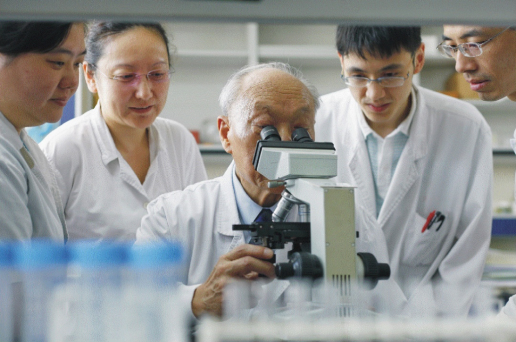 实验室里的王振义(中)。上海交通大学医学院附属瑞金医院图