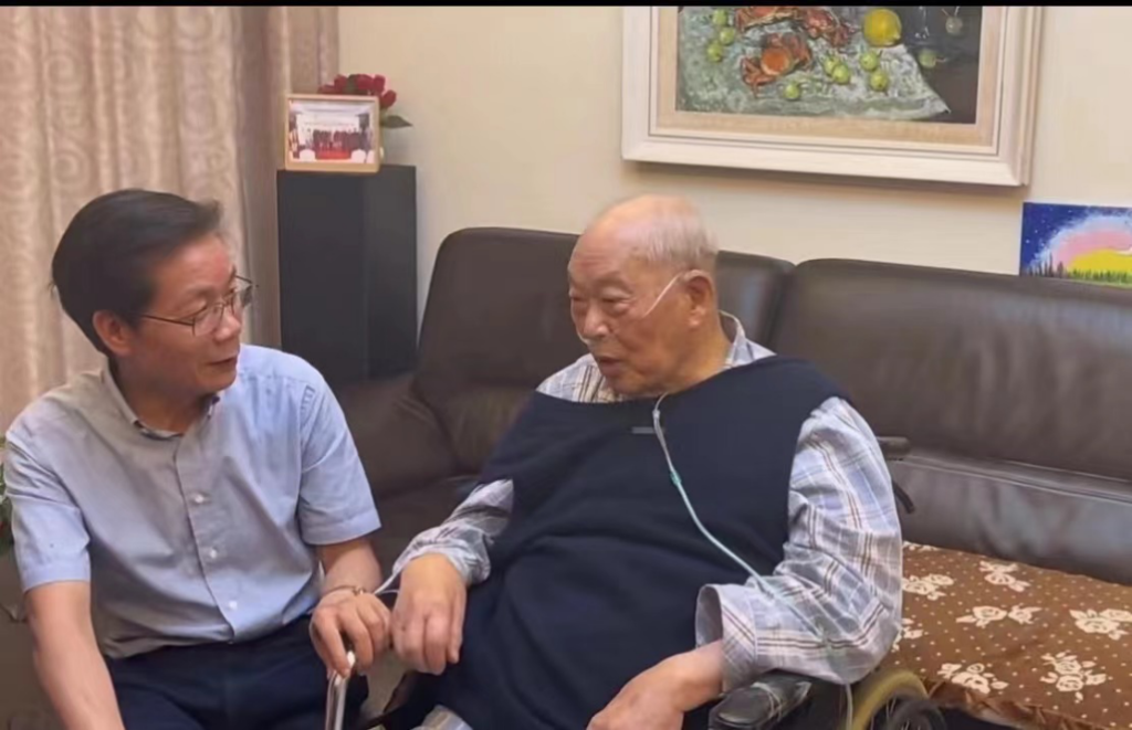 教师节前夕,陈国强院士看望老师王振义(右)。受访者供图