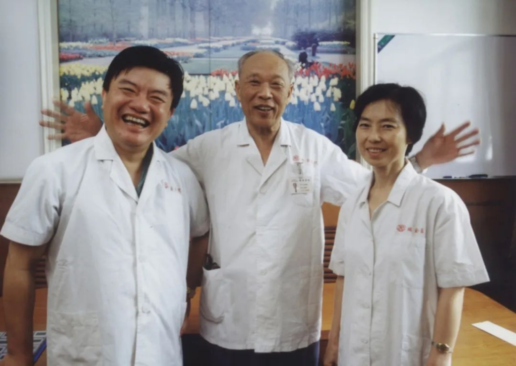 王振义(中)与他的学生,著名血液学专家陈竺、陈赛娟。上海交通大学医学院附属瑞金医院图