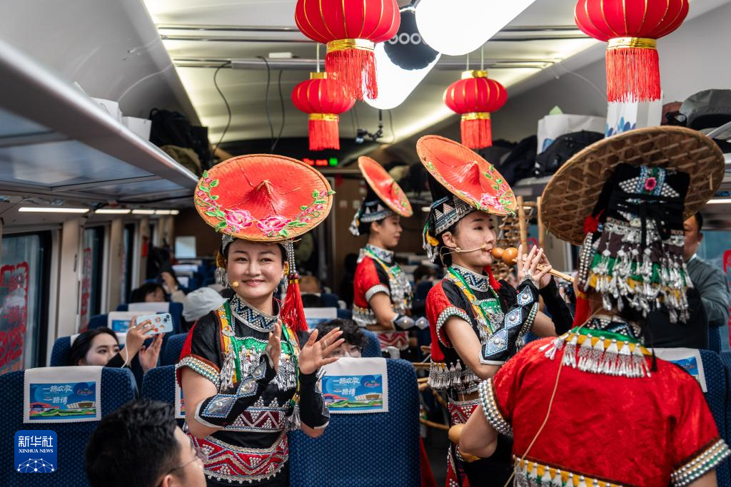 1月14日，玉溪聂耳竹乐团的演员在D87次中老铁路国际旅客列车上表演。新华社记者 胡超 摄