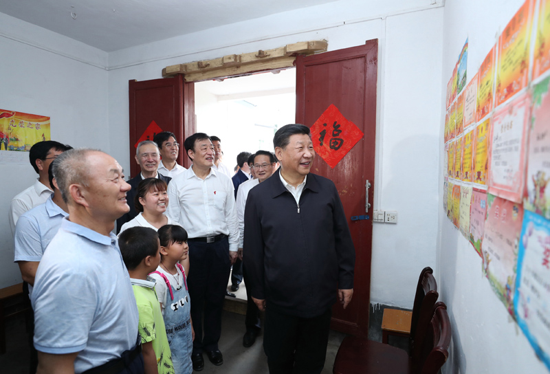 2019年5月20日，习近平总书记在江西省赣州市于都县梓山镇潭头村看望村民孙观发一家人。