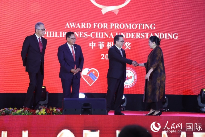 菲律宾前参议员许尔琦荣获“终身成就奖”。人民网记者樊帆 摄