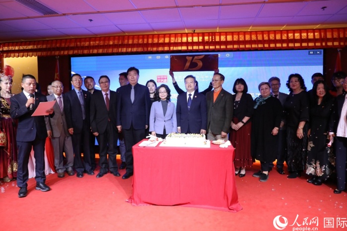 沈敏娟大使和与会嘉宾合影留念。人民网记者 张朋辉摄