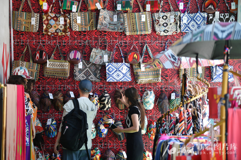 游客在阿克陶县玉桑园丝制品有限公司选购丝制品。