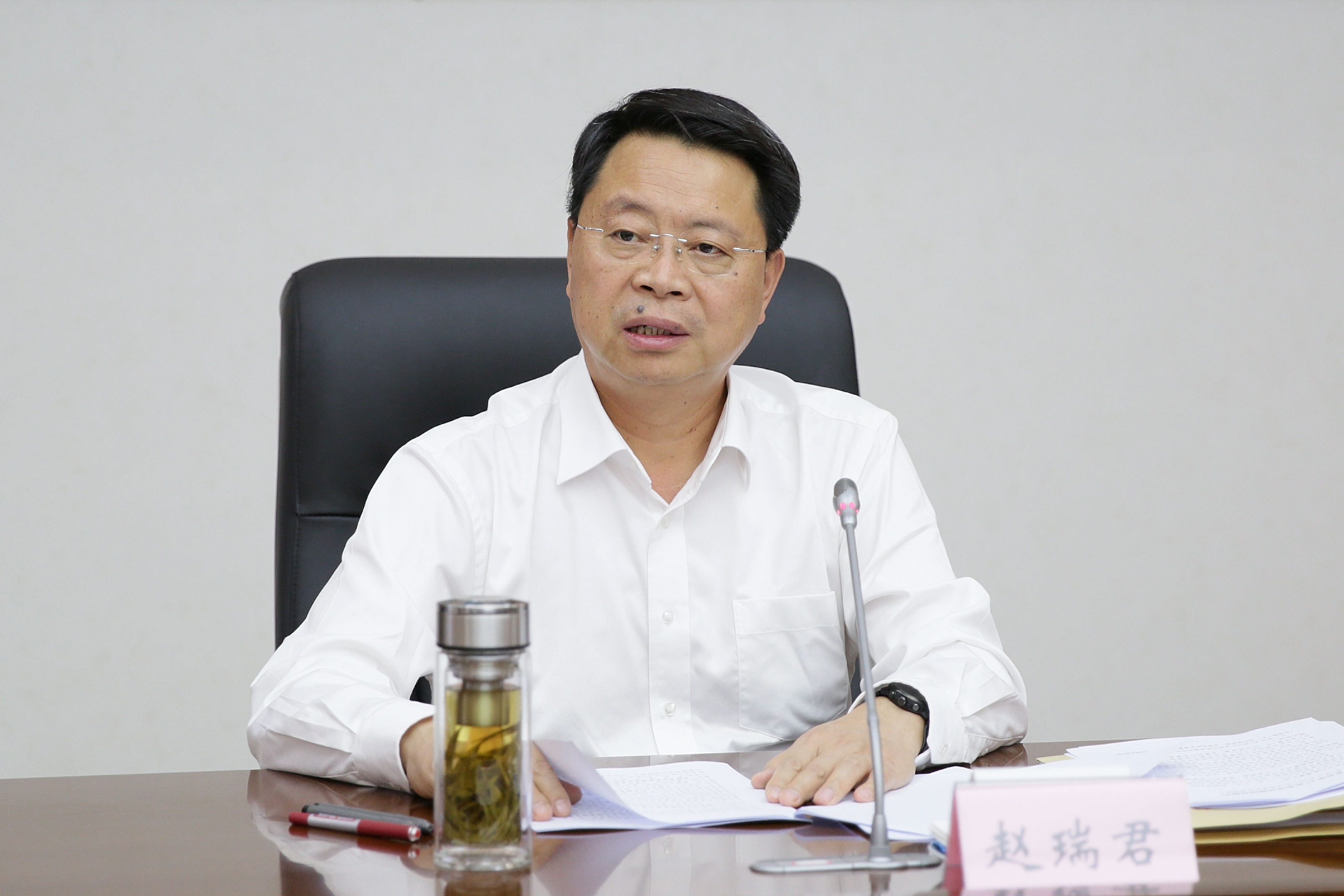 图1、州委书记赵瑞君主持会议.JPG