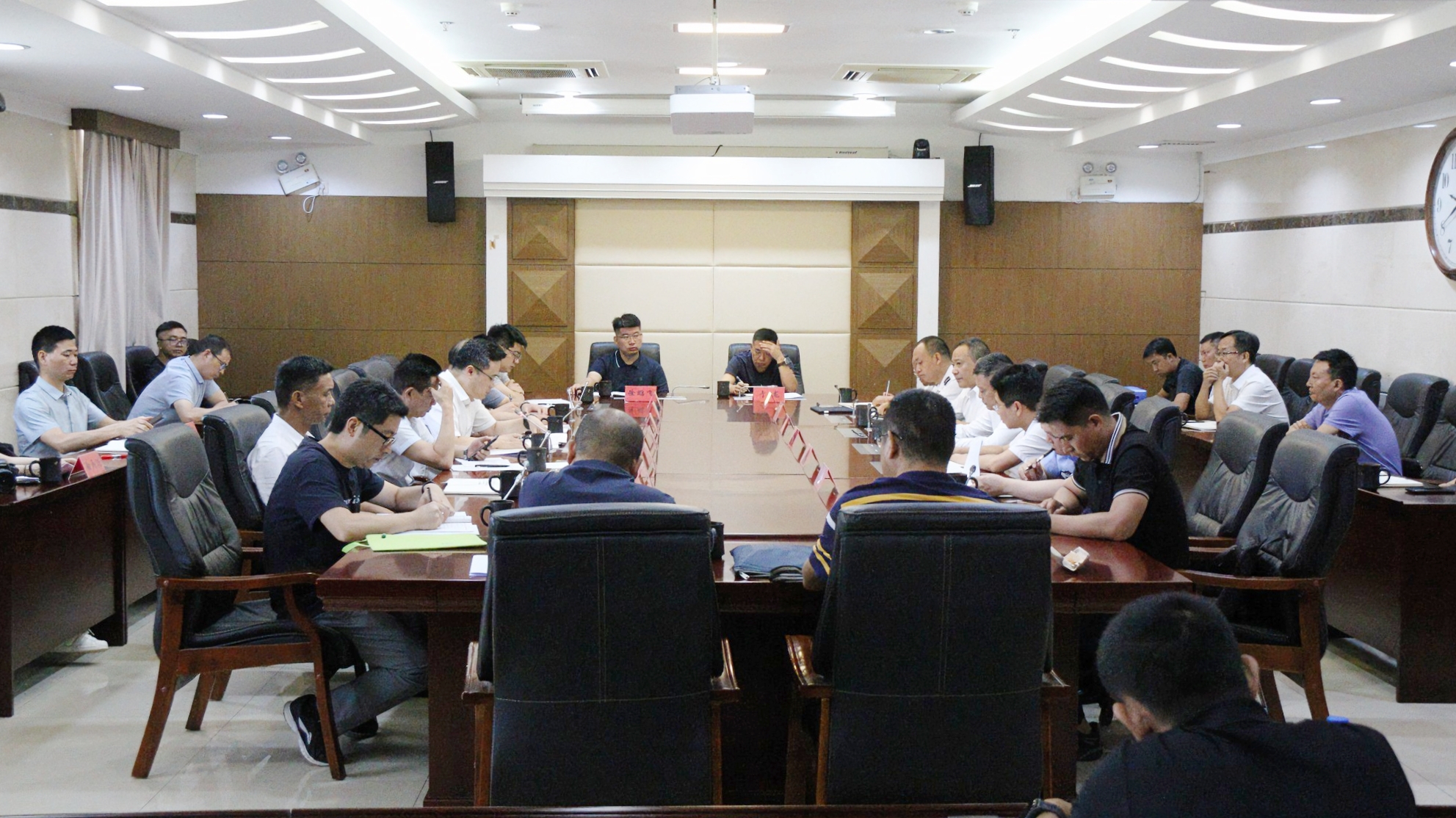 检查组听取我州相关工作情况报告.jpg