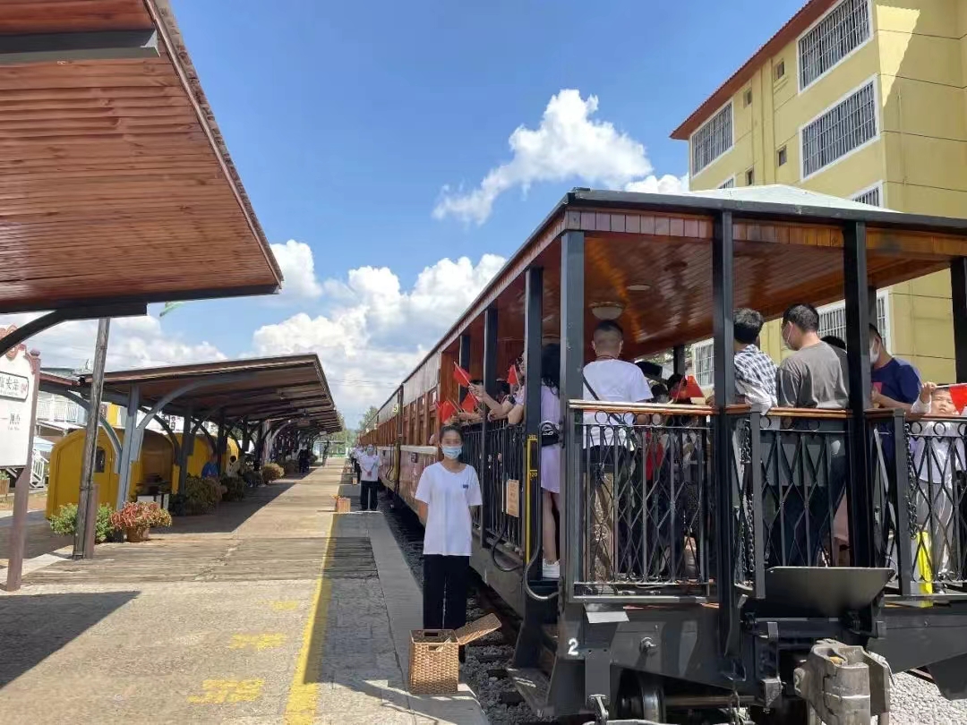 各地游客来乘坐小火车.jpg