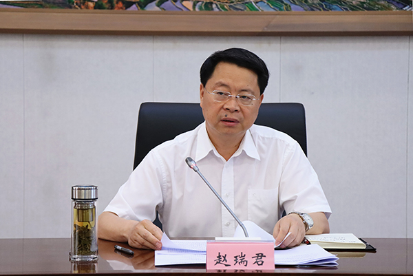 赵瑞君主持并讲话.jpg