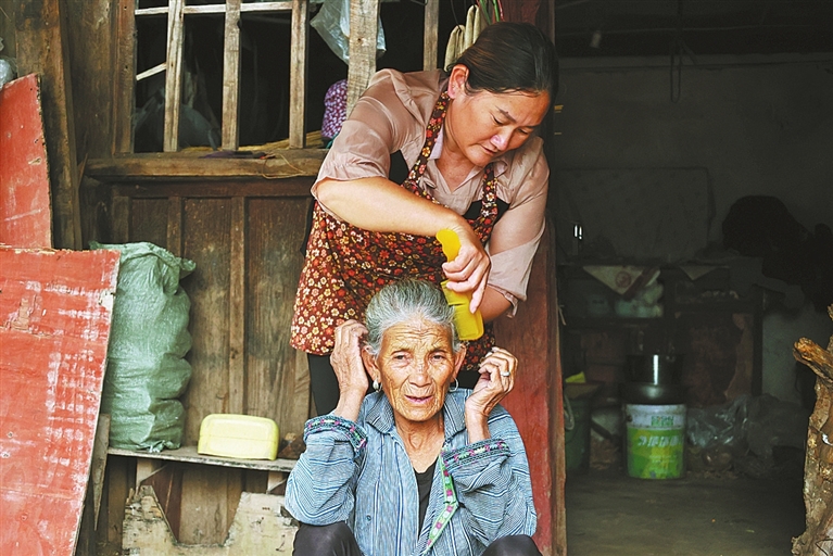 一双手，传递人间暖