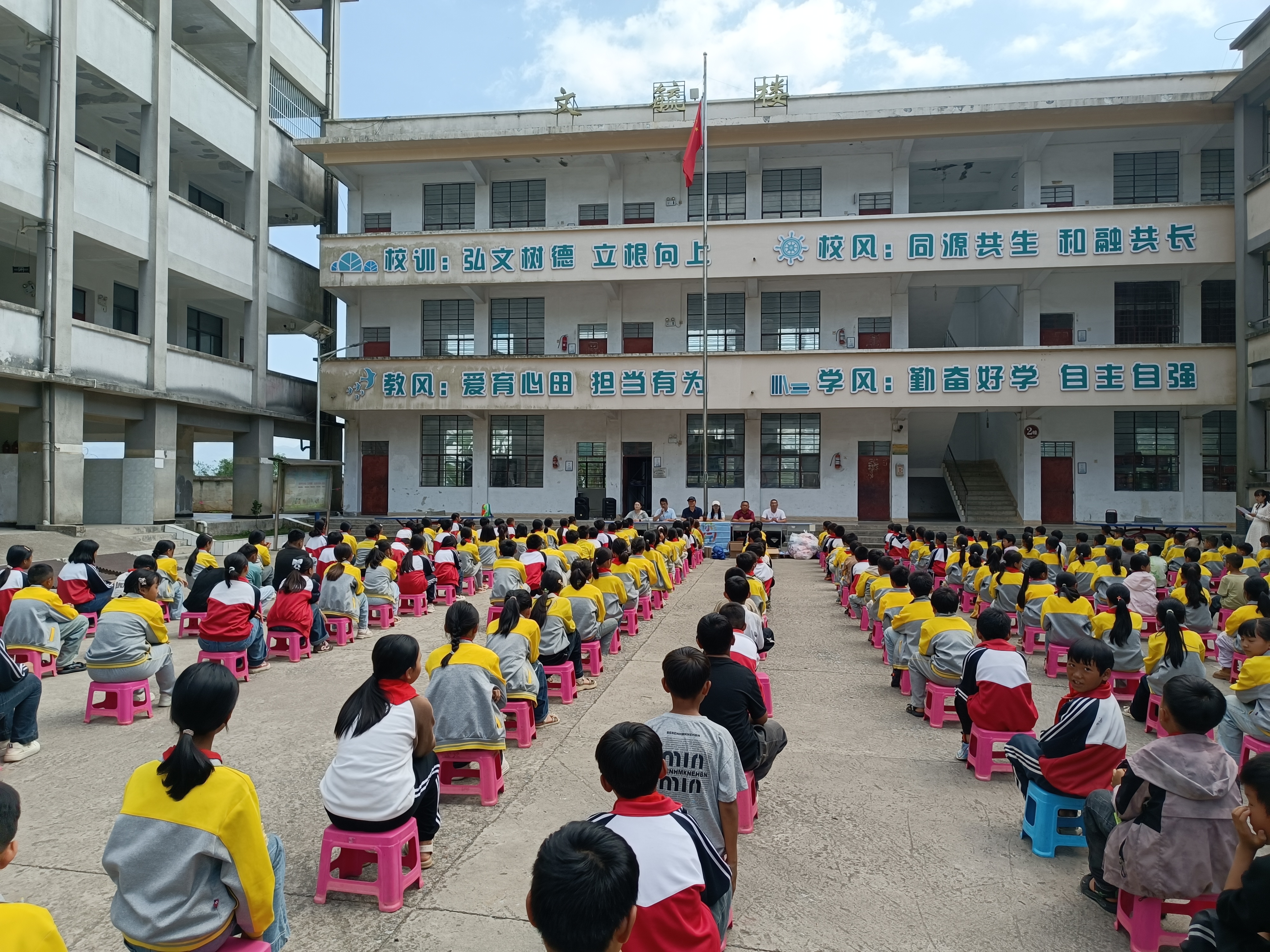 忆红色传村史 护健康暖童心